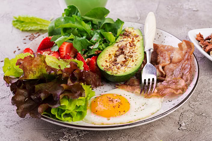 plate-with-keto-diet-food-fried-egg-bacon-avocado-arugula-strawberries-keto-breakfast (1)